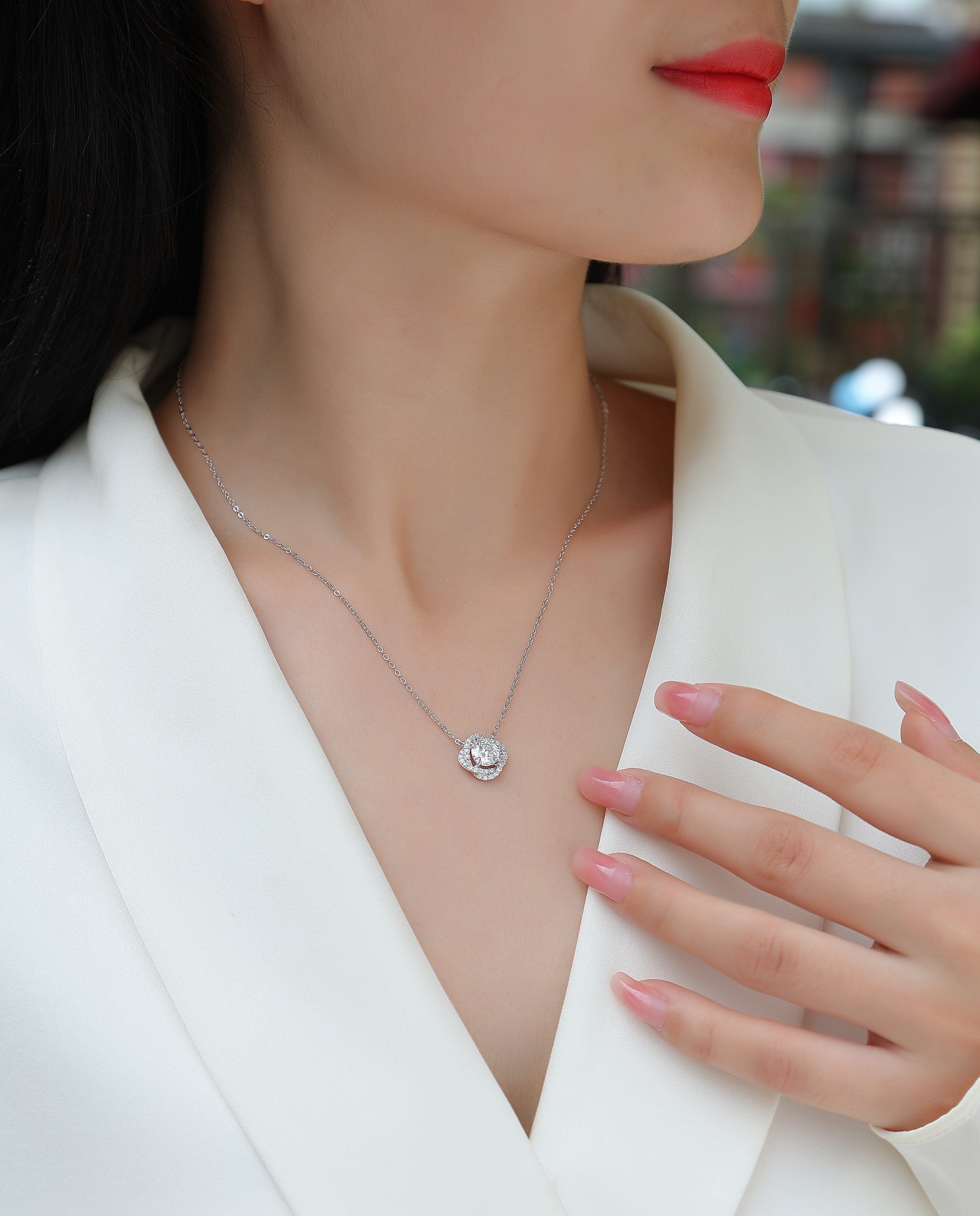Lucky Flower - A Fashionable And Luxurious Diamond Jewelry Pendant Set With 1-carat Moissanite S925 Sterling Silver And Platinum Plating