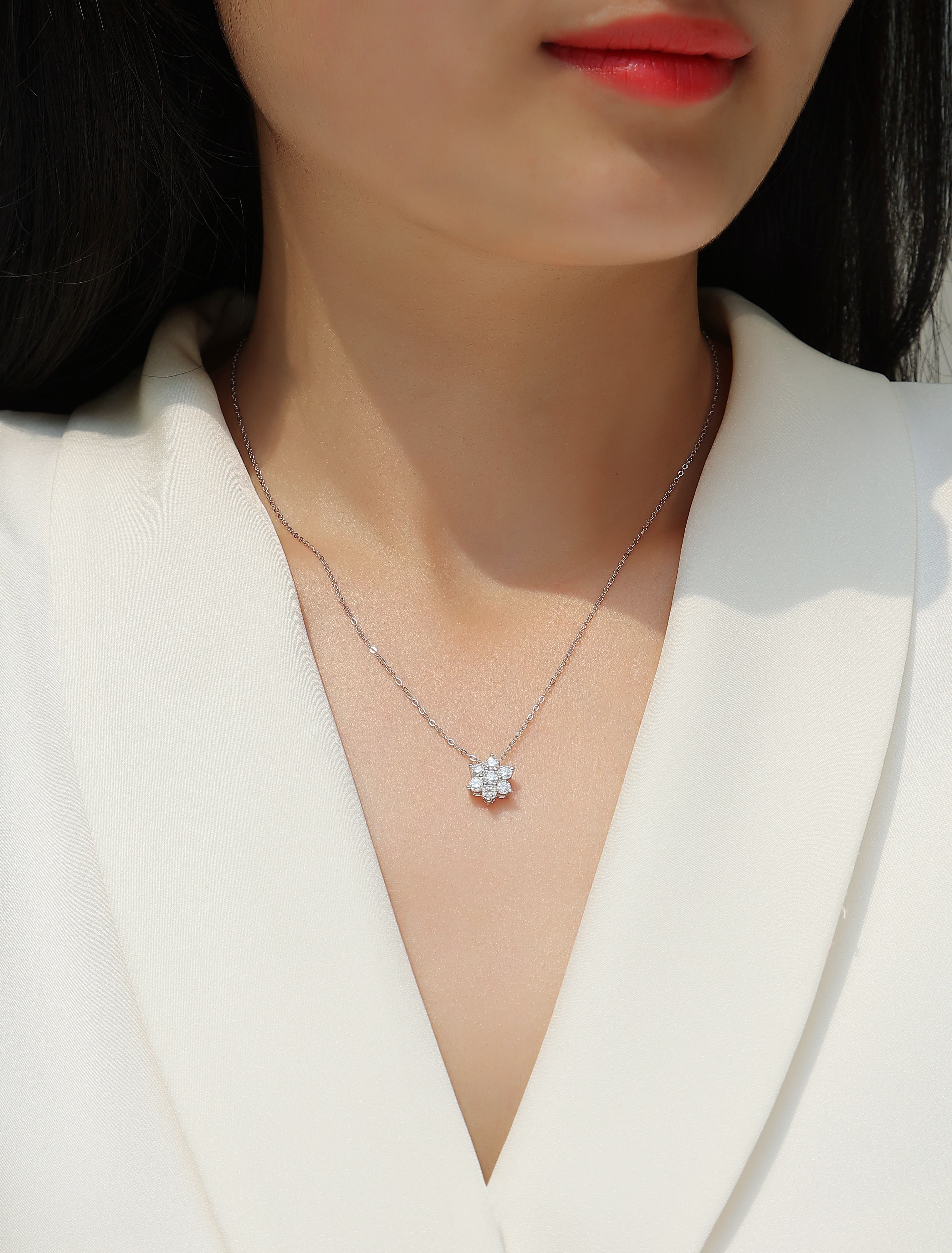 Snowflakes Fluttering - A Fashionable And Luxurious Diamond Jewelry Pendant Set With Moissanite S925 Sterling Silver And Platinum Plating